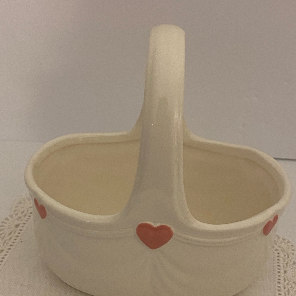 Japan 1985 VTG FTDA Ceramic Basket
W/ Heart Motif Pottery Planter With Handle 7